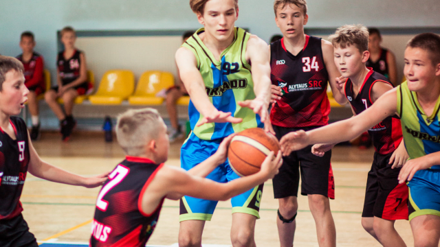 2007 ir 2008 m. gim. berniukai Lietuvos moksleivių krepšinio lygoje nusitaikė į atkrentamąsias
