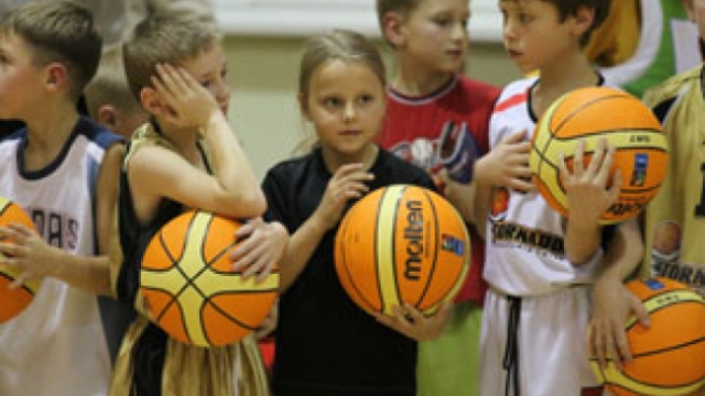 Krepšinio treniruotėse viena mergaitė tarp 600 berniukų